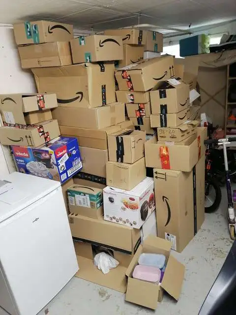 Box stockage à vider – mobilier et objets divers – A partir de 5 euros – Paris
